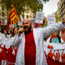 Un grupo de médicos durante la manifestación frente a la Delegación del Gobierno en Catalunya.