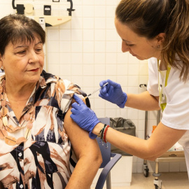Una sanitària administra la vacuna de la grip a un CAP de Lloret de Mar.