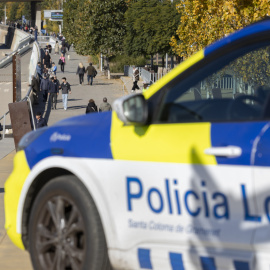 La Policía local controla la prohibición de paso al parque Fluvial del Besós que permanece cerrado debido al brote de peste porcina africana.