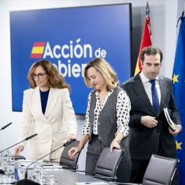 Mónica García, Pilar Alegría y Carlos Cuerpo durante una rueda de prensa tras la reunión del Consejo de Ministros, en el Palacio de la Moncloa, a 9 de diciembre de 2025, en Madrid.