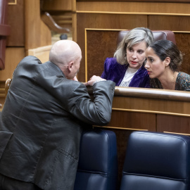 Txema Guijarro, Verónica Martínez Barbero y Tesh Sidi (los tres, diputados de Sumar), durante un Pleno en el Congreso de los Diputados.