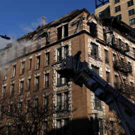 Los bomberos de la ciudad de Nueva York (FDNY) trabajan para apagar un incendio en un edificio residencial de seis pisos en el Upper West Side de Nueva York.