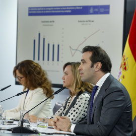 El ministro de Economía, Carlos Cuerpo, durante su intervención en la rueda de prensa posterior a la reunión del Consejo de Ministros, acompañado de las titulares de Sanidad, Mónica García, y de Educación y ministra Portavoz, Pilar Alegría.