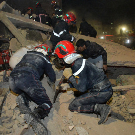 Personal de emergencia busca víctimas entre los escombros de dos edificios derrumbados en la zona de Al Massira, Fez.