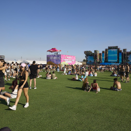 Fotografía de archivo de varios asistentes a un festival de música en Madrid.