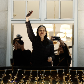 La líder opositora venezolana María Corina Machado salida desde del balcón de su hotel en Oslo tras su llegada a la capital noruega.