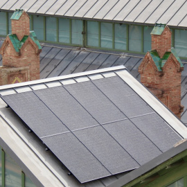 Plaques fotovoltaiques sobre el Mercat de Sants de Barcelona.