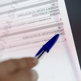 Una persona cumplimenta la declaración de la Renta.