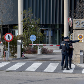 Efectivos de la Guardia Civil y de la Policía Nacional durante un registro de la sede de la aerolínea Plus Ultra.