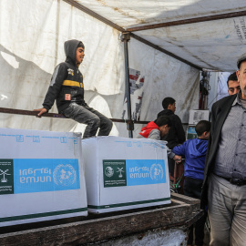 Palestinos reciben ayuda humanitaria del Organismo de Obras Públicas y Socorro de las Naciones Unidas para los Refugiados de Palestina (UNRWA).