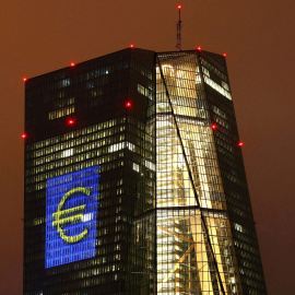 El símbolo del euro proyectado sobre la fachada de la sede del BCER en Fráncfort.