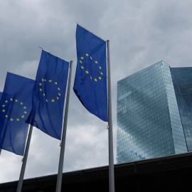 Banderas de la UE delante de la sede del BCE en Fráncfort.