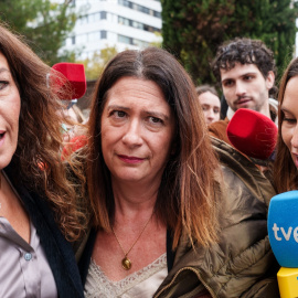 Leire Díez, en el centro, en los juzgados de Madrid el pasado 17 de noviembre.