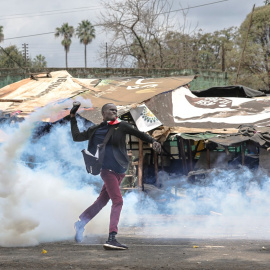 Un manifestante lanza un bote de gas lacrimógeno hacia la policía antidisturbios durante los enfrentamientos en la carretera Jogoo durante las manifestaciones del Día de Saba Saba en Nairobi,7/7/2025
