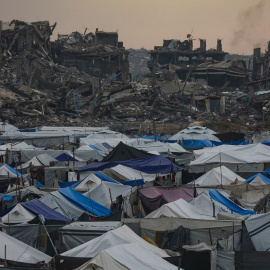 Tiendas de campaña entre las ruinas de edificios destruidos en el barrio de Al Zaitun en Gaza.