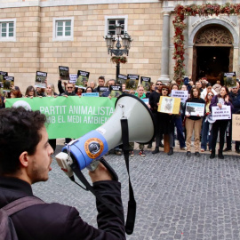 Concentració animalista a la plaça de Sant Jaume de Barcelona contra la "massacre" de senglars