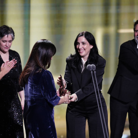 El equipo de 'Los domingos' recoge el premio a 'Mejor largometraje de ficción'.