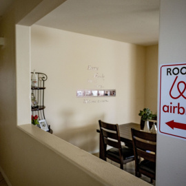 Foto de archivo de un cartel de Airbnb en un alojamiento turístico.