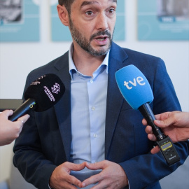 El ministro de Derechos Sociales, Consumo y Agenda 2030, Pablo Bustinduy, atiende a los medios de comunicación, a 24 de octubre de 2025, en Sedaví, Valencia, Comunidad Valenciana (España). A pocos días de que se cumpla el primer aniversario de la dana que arrasó Valencia el pasado 29 de octubre de 2024, Bustinduy ha visitado Valencia para reunirse con el Consejo de Trabajadoras Sociales y ha visitado una de las protectoras beneficiarias de las subvenciones que otorgó el Ministerio.Jorge Gil / Europa Press24/10/2025