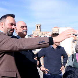 L'alcalde d'Alcanar, Joan Roig, parlant amb membres de la taula des del terrat de l'Ajuntament