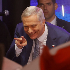 El presidente electo de Chile, el ultraderechista José Antonio Kast, saluda a simpatizantes tras obtener la victoria.