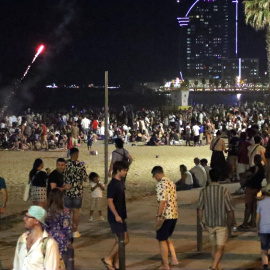 La platja de la Barceloneta, plena durant la darrera revetlla de Sant Joan.