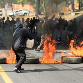 Simpatizantes del Partido Libertad y Refundación (Libre) de Honduras bloquean una calle durante una manifestación en Tegucigalpa.