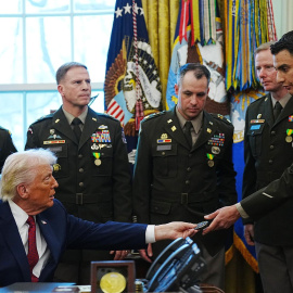 El presidente de EEUU, Donald Trump, el pasado lunes en la Casa Blanca con personal militar.