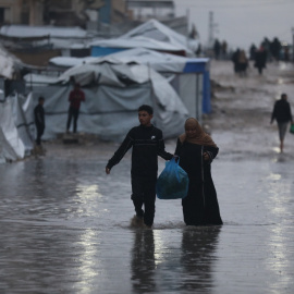 December 16, 2025, Gaza City, Gaza Strip, Palestinian Territory: Palestinians walk in the rain on a street in Gaza City, whose infrastructure was severely damaged in the recent Israeli war. A rainstorm that struck the Gaza Strip this week exacerbated the suffering of residents, particularly displaced people facing bitter cold in tent camps. Gaza City, December 15, 2025,Image: 1059503217, License: Rights-managed, Restrictions: , Model Release: no, Credit line: Omar Ashtawy / Zuma Press / ContactoPhotoEditorial licence valid only for Spain and 3 MONTHS from the date of the image, then delete it from your archive. For non-editorial and non-licensed use, please contact EUROPA PRESS.15/12/2025 ONLY FOR USE IN SPAIN