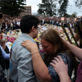 Familiares de las víctimas de la masacre de Bondi, en Sídney (Australia) este martes en el memorial improvisado en el lugar del atentado.