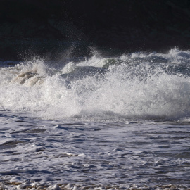 Un hombre bañándose en la playa de la localidad cántabra de Tagle.