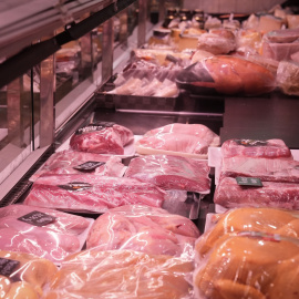 Fotografía de archivo de carne de cerdo expuesta en un mercado.