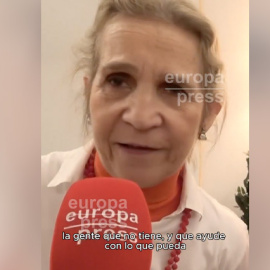 La infanta Elena en un mercadillo solidario.