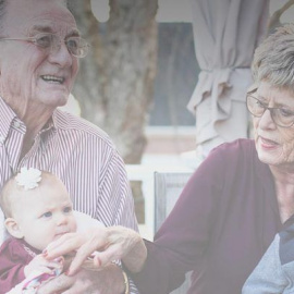 Que la abuela cuide de los nietos y nietas y de su marido o padres enfermos es una práctica cada vez más habitual en las 'baby boomer'.