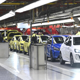 Coches en la línea de producción de la planta de Stellantis en Figueruelas (Zaragoza).