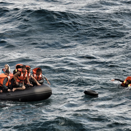 Un cayuco con migrantes llega a las costas de Grecia.