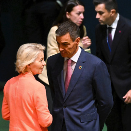 El presidente del Gobierno, Pedro Sánchez, habla con la presidenta de la Comisión Europea, Ursula von der Leyen.