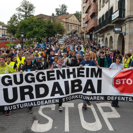 Cientos de personas durante una manifestación contra la construcción del museo Guggenheim en Urdaibai, en una imagen de archivo.