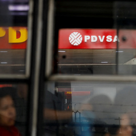 Un autobús pasa frente a una gasolinera de la petrolera estatal venezolana PDVSA, en Caracas.