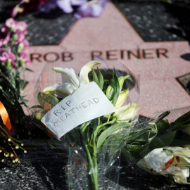 Flores y mensajes junto a la estrella del actor y director Rob Reiner en el Paseo de la Fama de Hollywood.