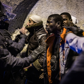 Un agent dels Mossos amb alguns dels migrants.