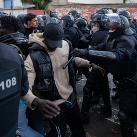Varios agentes de los Mossos d'Esquadra trabajan en el desalojo del B9 de Badalona.