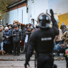 Una protesta intenta evitar el desallotjament de l'institut B9 de Badalona.
