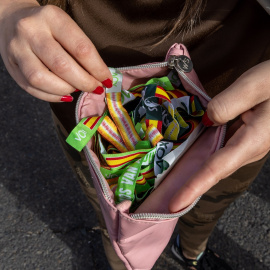 Imagen de archivo de varias pulseras de Vox.