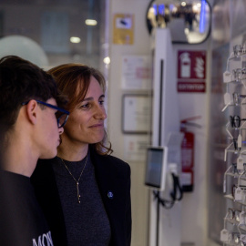 La ministra de Sanidad, Mónica García, presenta el Plan VEO, en la Óptica Newlens.