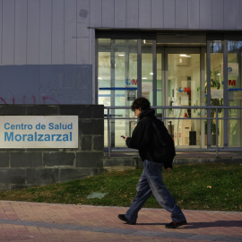 Foto de archivo de la entrada del Centro de Salud Moralzarzal.