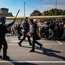 Agents dels Mossos fan retrocedir manifestants pro-Palestina davant de l'estació de Sants, el 15 d'octubre