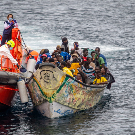 Salvamento Marítimo con un cayuco en las Islas Canarias.