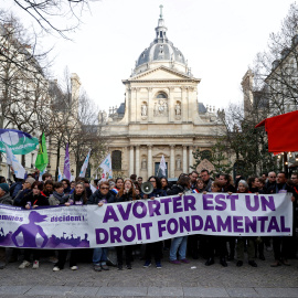 Una manifestación proaborto en la Plaza de la Sorbona de París, Francia.