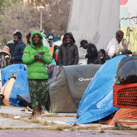 Desallotjats del B9 acampen al carrer la primera nit després del desnonament.